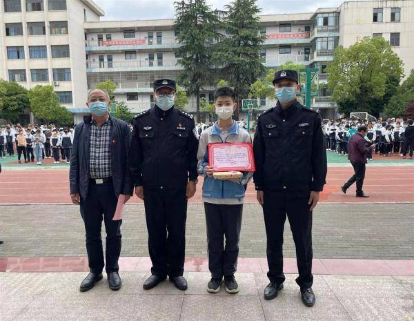 少年，你真棒！警察蜀黍为你送上凯发k8官网下载客户端的荣誉证书(图3)