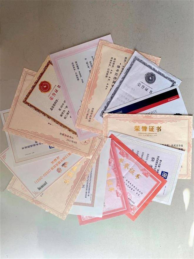 走进优秀职校毕业生荣获20多种凯发k8官网下载客户端的荣誉证书，这名中职生成功逆袭(图2)