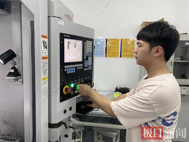 走进优秀职校毕业生荣获20多种凯发k8官网下载客户端的荣誉证书，这名中职生成功逆袭(图10)