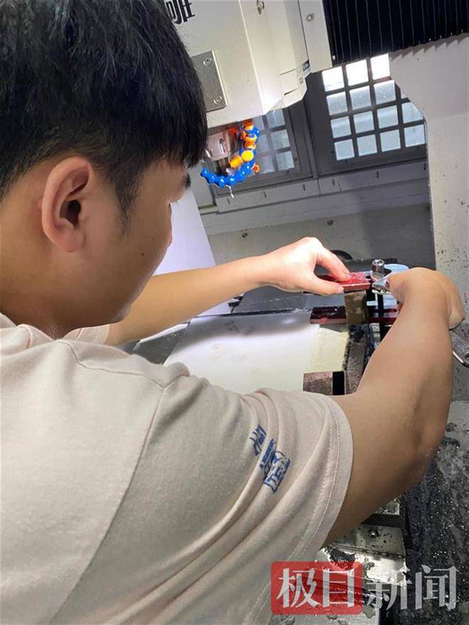 走进优秀职校毕业生荣获20多种凯发k8官网下载客户端的荣誉证书，这名中职生成功逆袭(图11)