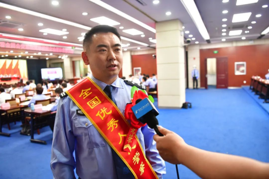 郑州市公安局中原分局李天晓荣获“全国优秀人民警察”荣誉称号(图2)