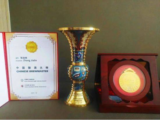 喜报！灌南县汤沟酒业总工程师张加林荣膺“中国酿酒大师”称号(图1)