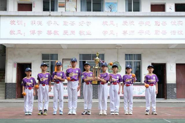 “棒”极了：桂林乡村小学棒垒球队勇夺全国荣誉(图1)