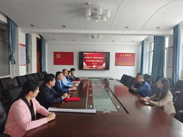 潍坊市潍城区：凯发k8官网下载客户端的荣誉证书送进学校 鼓励学子再创佳绩(图1)