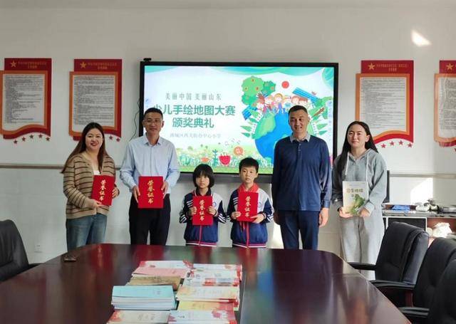 潍坊市潍城区：凯发k8官网下载客户端的荣誉证书送进学校 鼓励学子再创佳绩(图2)