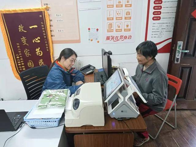 将温暖融入细节中，她荣获市金牌养老顾问称号