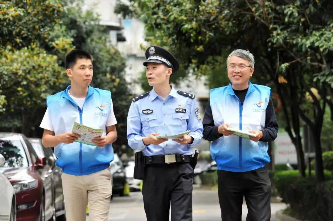 喜报！虹口的他获“全国先进工作者”称号和“2025年度新时代青年先锋奖”