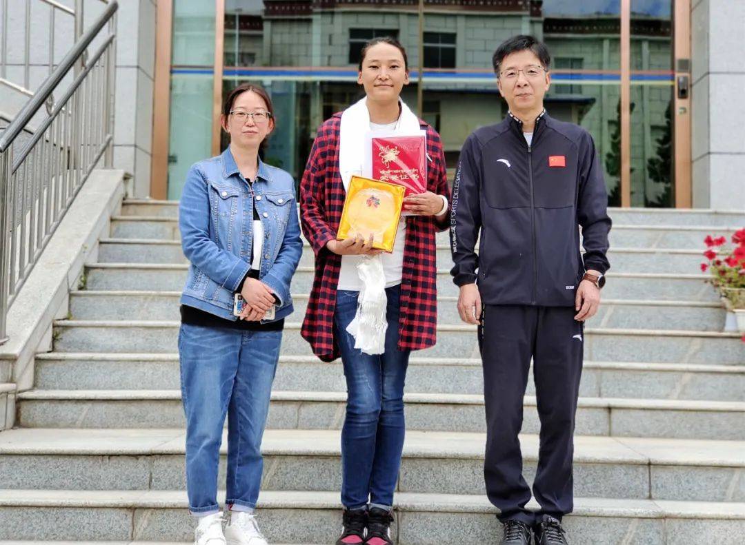 自治区妇联开展“致敬最美巾帼人 送荣誉到岗位”活动(图11)