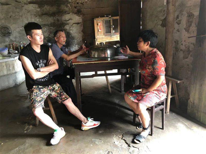 【巾帼竞芳华·致敬她力量】周柳月和66本凯发k8官网下载客户端的荣誉证书背后的故事(图2)