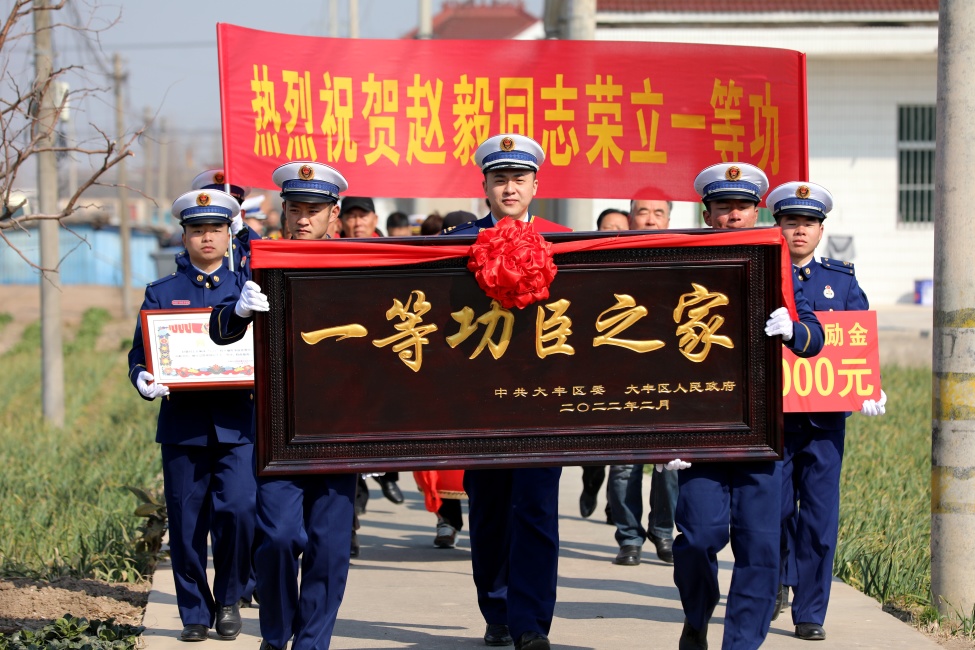 江苏：盐城开展送奖到家活动 提升消防员职业荣誉感