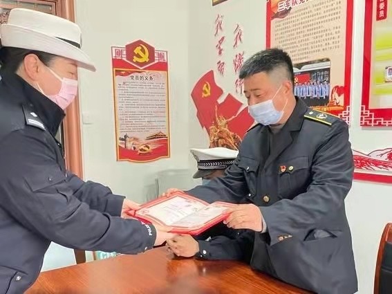 爸爸用玩具车给孩子演示内轮差和视野盲区 新城交警为他颁发了“优秀宣传员”凯发k8官网下载客户端的荣誉证书