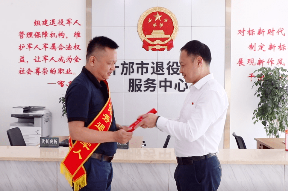 光荣时刻！“微颁奖”把荣誉送到他手中 