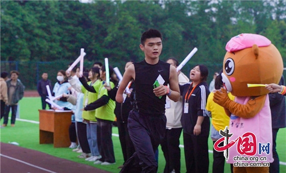 四川托普学院体育系学生张海涛荣获成都市“优秀共青团员”称号