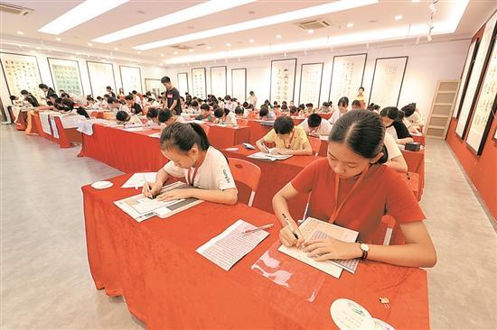 第五届“东莞银行杯”东莞市中小学生书法大赛现场决赛顺利举办 百名选手现场比拼 展现最酷国潮风