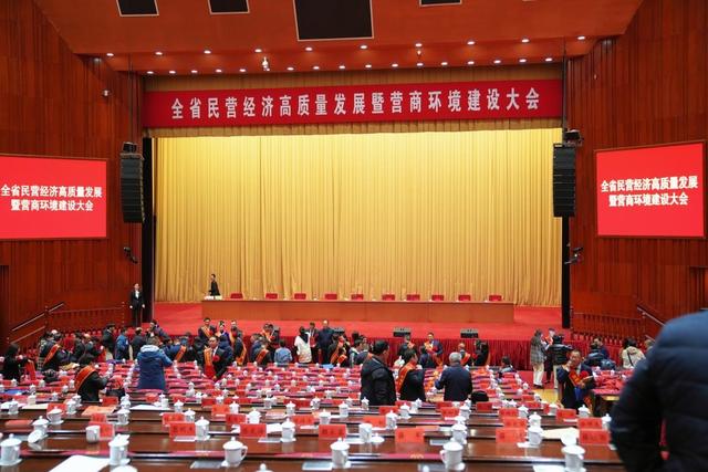 山王果集团董事长黄训才荣获“贵州省行业领军民营企业家”荣誉