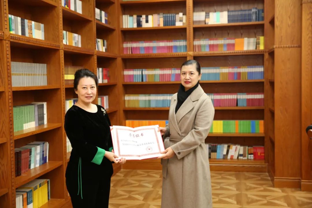 这份荣誉，他们值得︱市妇联开展送奖到岗活动