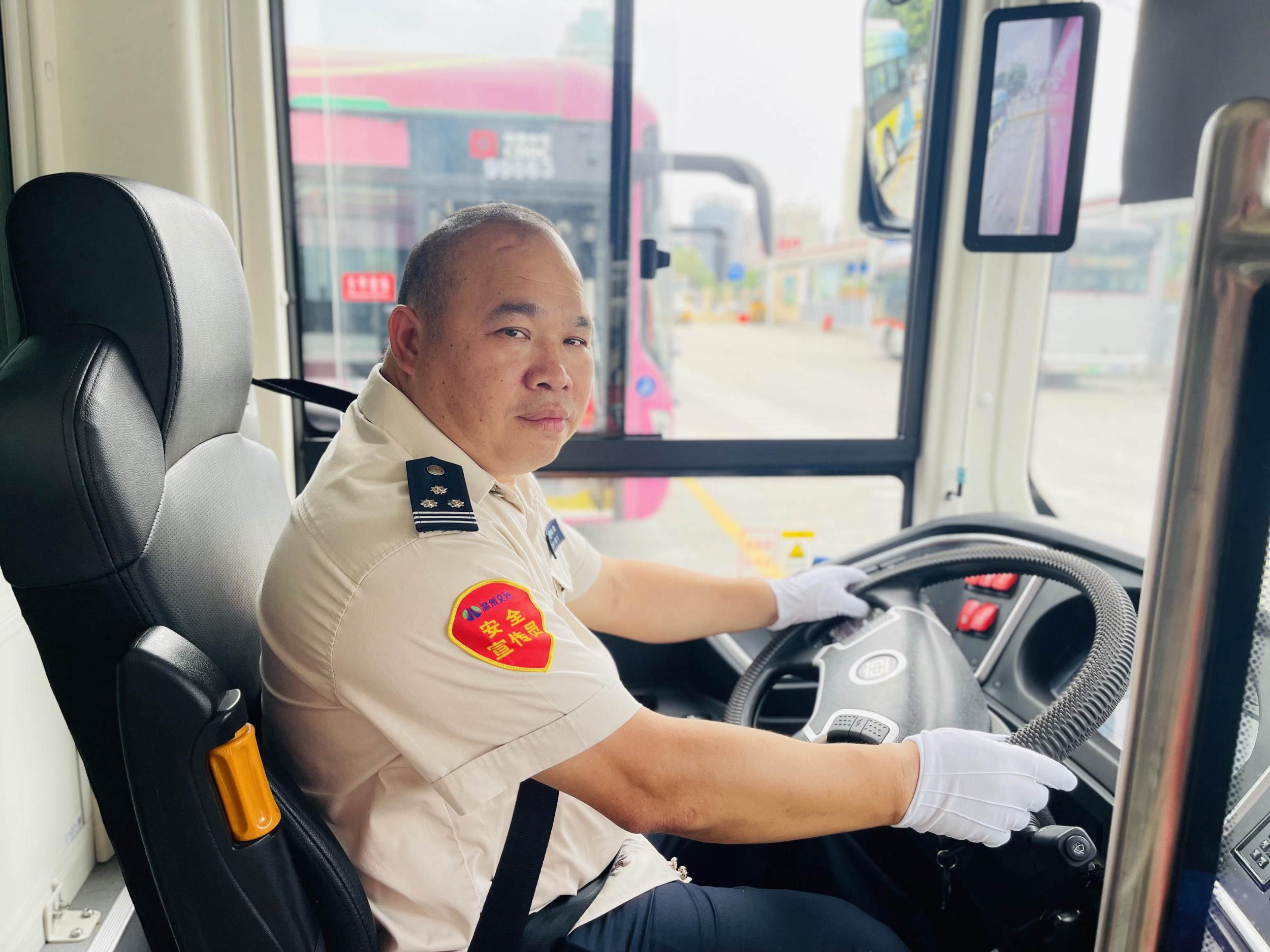 全国“最美公交司机”许育满：热心公益 “最美”服务暖人心