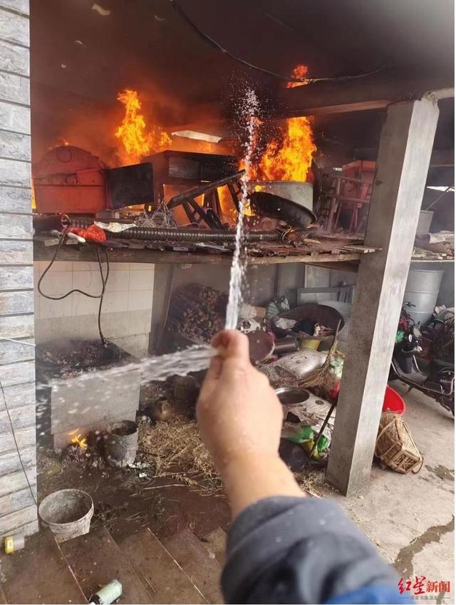 冲进失火农房救出3人，其中包括2名小孩 自贡85后小哥荣获“四川好人”称号