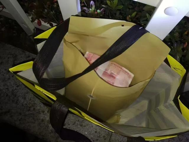 深圳美团外卖骑手捡到13万元巨款全数归还 平台授予“先锋骑手”称号