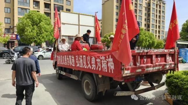 镇平：“见义勇为光荣之家”荣誉牌匾 敲锣打鼓送进家门