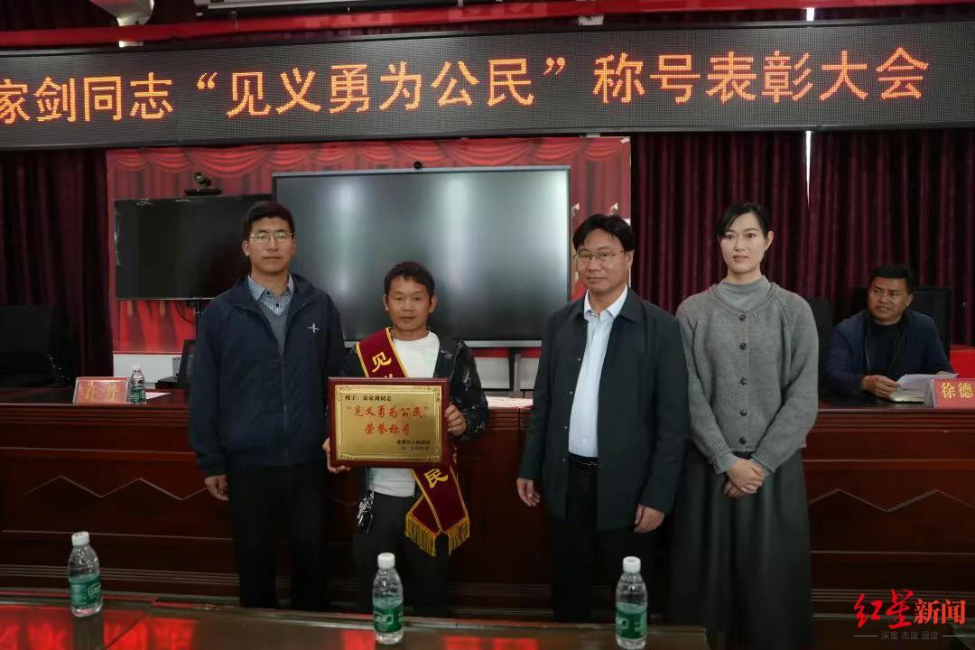 36岁货车司机勇救跳河轻生女孩，被授予“见义勇为公民”荣誉称号并奖励2万元