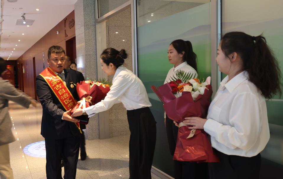 森工集团4名自治区劳动模范称号获得者载誉归来