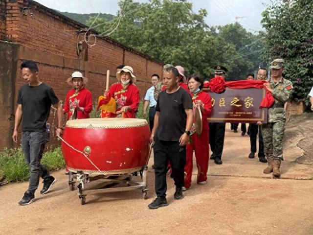 二等功牌匾送军属家 荣誉与尊崇同在