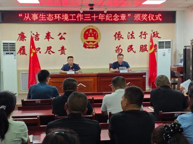 德州：临邑分局颁发环保三十年功勋荣誉，致敬绿色耕耘者