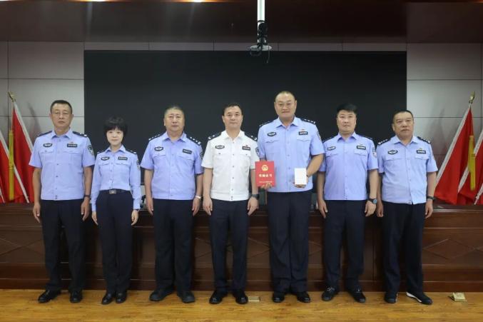 荣誉催奋进 送奖暖警心