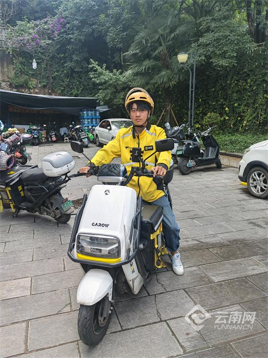 昆明骑手雨夜勇救受伤路人，被授予“先锋骑手”称号