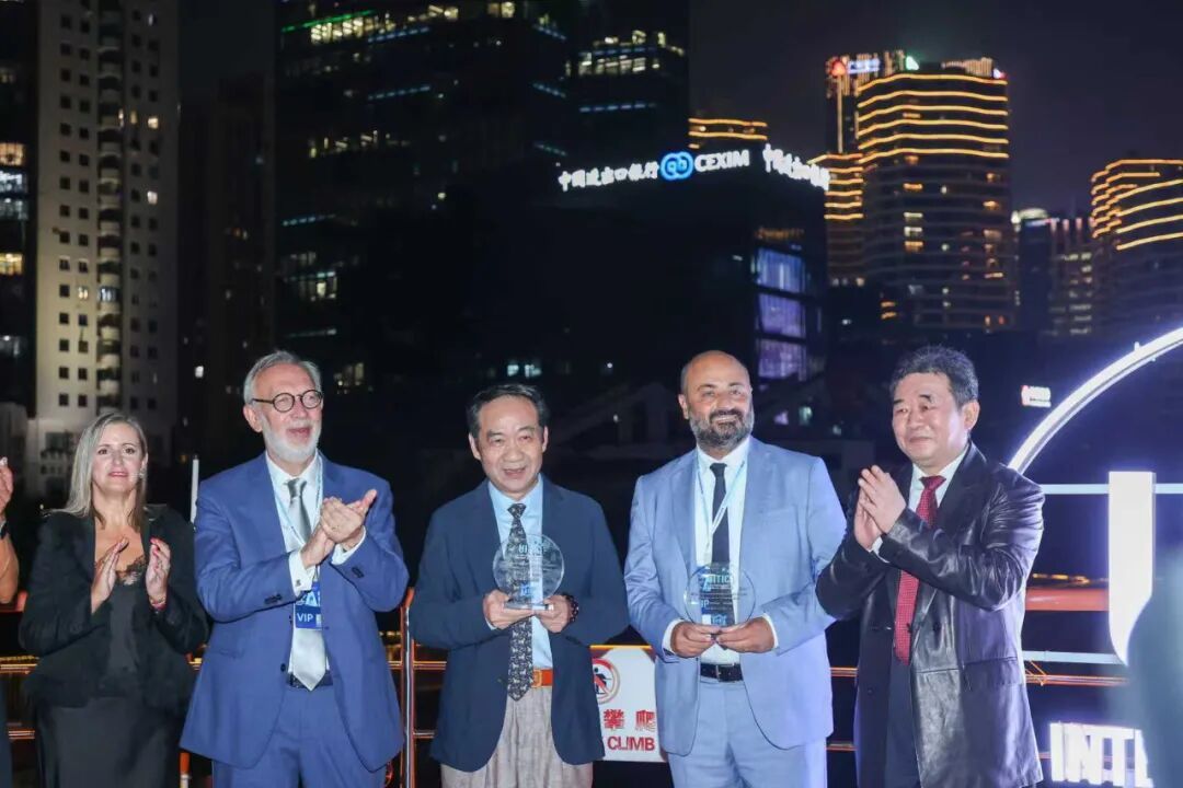 松江一董事长荣获全球鞋业技术最高荣誉，这是中国技术人员首次获此殊荣