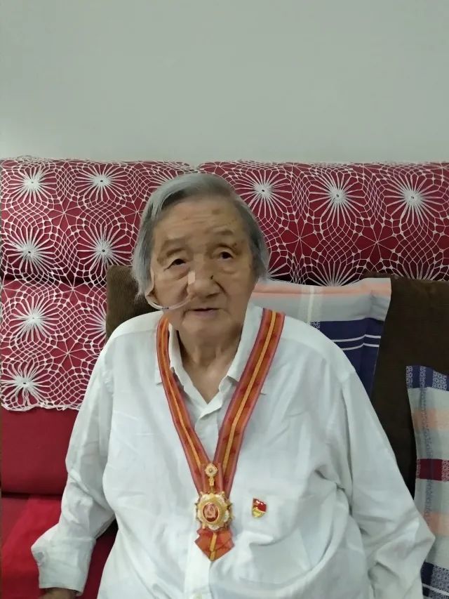 百岁老人获得这份党内最高荣誉！她的经历令人动容