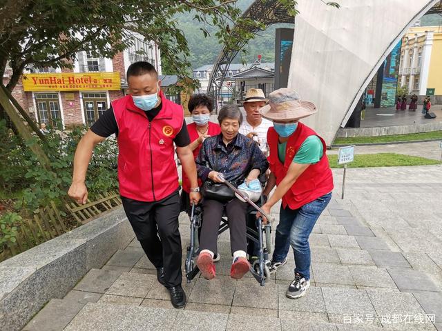 彭州市仁爱中心会长徐远隆近日获得成都市五星级志愿者荣誉称号