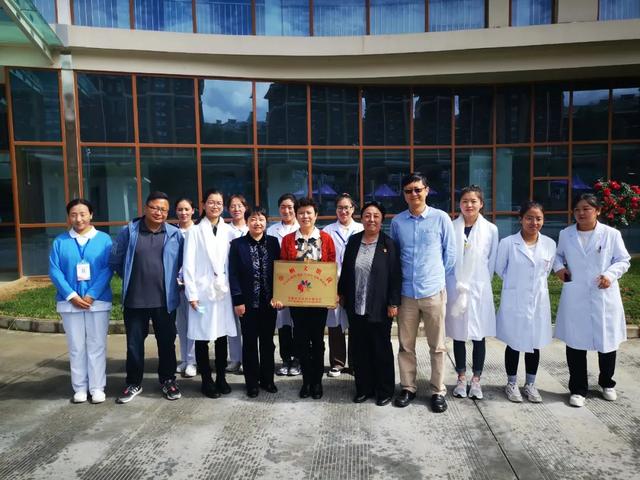 自治区妇联开展“致敬最美巾帼人 送荣誉到岗位”活动