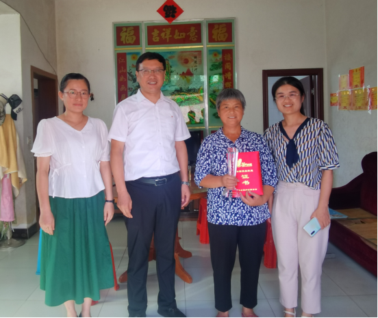 旌德县妇联开展“送奖下基层”荣誉送上门活动