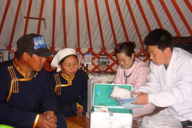 呼伦贝尔市新左旗嵯岗镇中心卫生院院长晓明荣获“中国好医生”荣誉称号